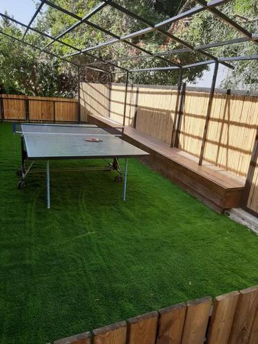 Stolní tenis v ubytování אירוח גאלה בגולן nebo okolí