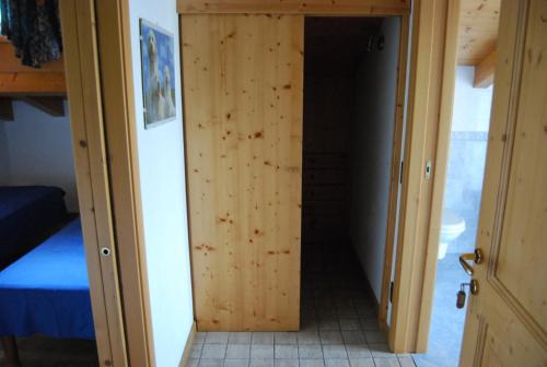 a small room with a wooden door in a room at B&B Nido Delle Aquile in Monclassico