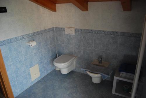 a bathroom with a toilet and a sink at B&B Nido Delle Aquile in Monclassico