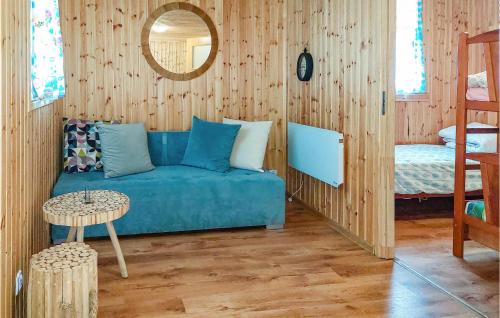 - un salon avec un canapé bleu et un miroir dans l'établissement Awesome Home In Pobierowo With Kitchen, à Pobierowo