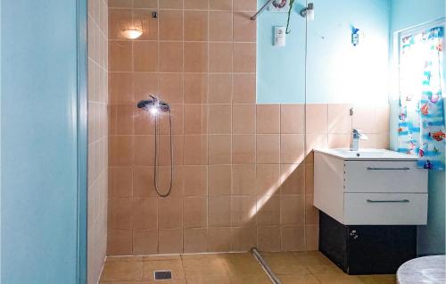La salle de bains est pourvue d'une douche et d'un lavabo. dans l'établissement Awesome Home In Pobierowo With Kitchen, à Pobierowo
