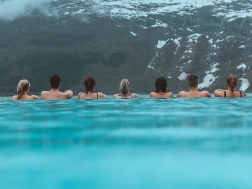 um grupo de pessoas em pé em uma piscina em Hotel Ullensvang em Lofthus