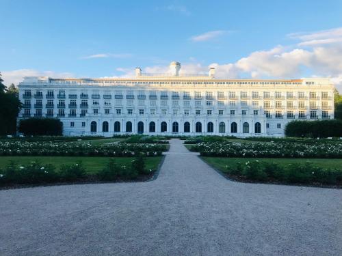 un gran edificio blanco con un camino delante de él en Augļu ielas viesu māja en Jūrmala