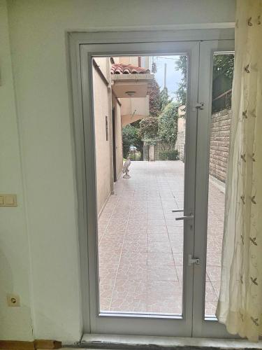 uma porta com um cão olhando para uma rua em Einliegerwohnung in der Villa em Anadolukavağı