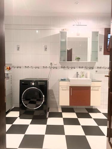 uma cozinha com uma máquina de lavar roupa e um piso em xadrez em Einliegerwohnung in der Villa em Anadolukavağı