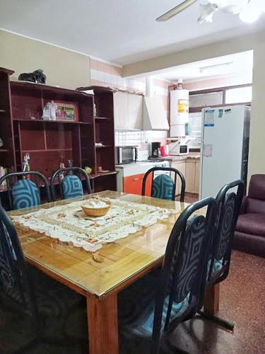 Il dispose d'une cuisine et d'une table à manger avec des chaises. dans l'établissement La nona - Departamento, à Godoy Cruz