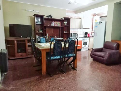 sala de estar con mesa y sillas y cocina en La nona - Departamento en Godoy Cruz