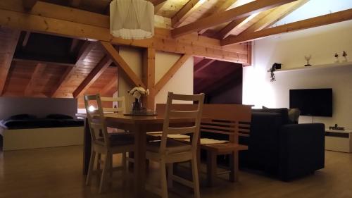 uma sala de jantar com uma mesa e cadeiras e um sofá em Apartment Hohenwerfen em Werfen