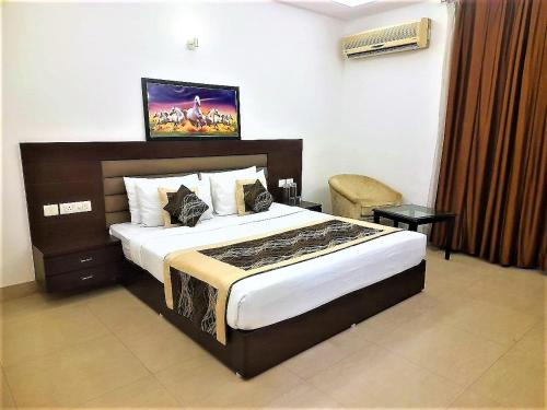 1 dormitorio con 1 cama grande en una habitación en Tavisha Villa Flim City Road Dadri Road, en Noida