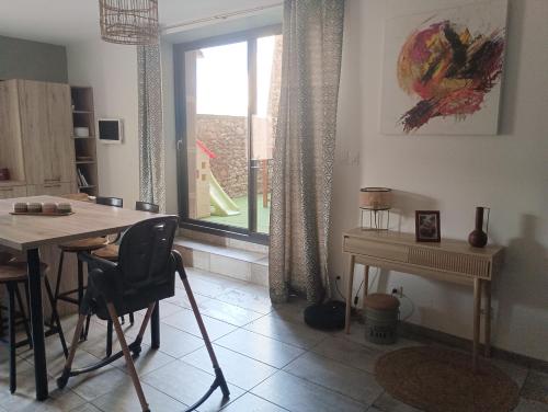 - un salon avec une table et une fenêtre dans l'établissement My home by corte, à Cazilhac