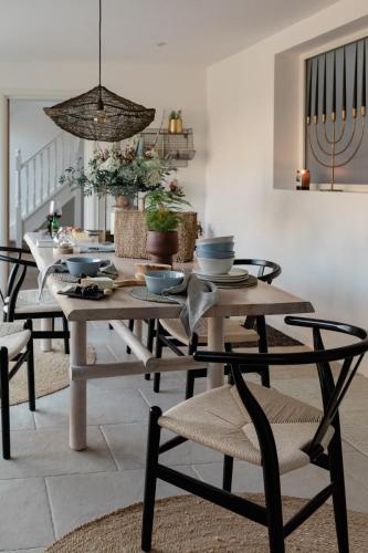 a dining room with a table and chairs at Luxury Eton Cottage-Design Led in Eton