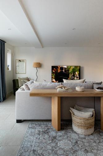 a bedroom with a large bed and a couch at Luxury Eton Cottage-Design Led in Eton