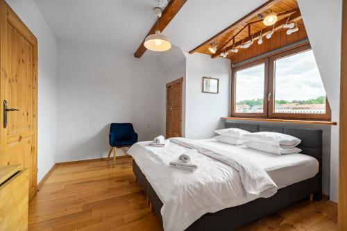 a bedroom with a large bed and a window at Blick Apartments - Riverview Studio Apartment in Zgorzelec