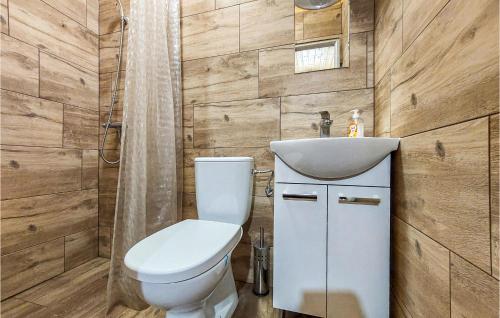 een badkamer met een toilet en een wastafel bij Cozy Home In Witnica Chojenska With Kitchen 