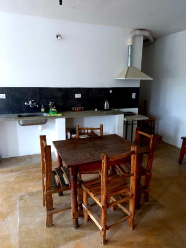 cocina con mesa de madera y sillas en Departamentos Céntricos Cafayate en Cafayate