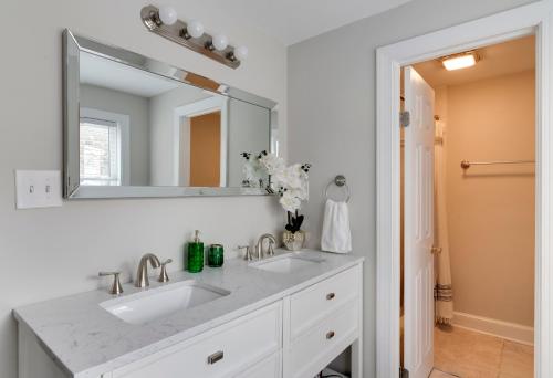 uma casa de banho com 2 lavatórios e um espelho grande em Cozy Historic Family Home in the Heart of Richmond em Richmond