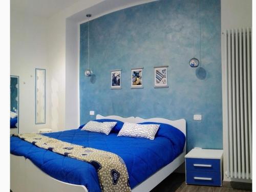 een blauwe en witte slaapkamer met een groot bed bij La Casa di Mà in Piancastagnaio