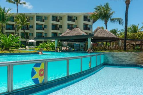 ein Blick auf den Pool im Resort in der Unterkunft Marulhos Suítes Resort Muro Alto Beira Mar por Brevelar in Porto De Galinhas