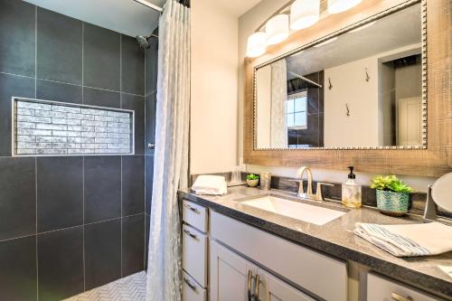 uma casa de banho com um lavatório e um espelho em Fort Collins Vacation Rental with Private Hot Tub! em Fort Collins