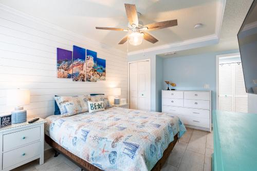 um quarto com uma cama e uma ventoinha de tecto em Condo in Paradise -Beach and Intracoastal Waterway em Clearwater Beach