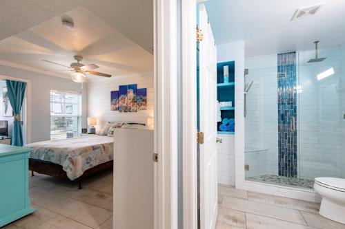 uma casa de banho com uma cama, um chuveiro e um WC. em Condo in Paradise -Beach and Intracoastal Waterway em Clearwater Beach