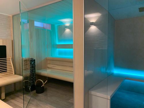 ein Badezimmer mit einer Glasdusche mit einer Bank in der Unterkunft Coeur Sablon in Brüssel