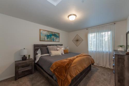 um quarto com uma cama grande e uma janela em Modern and Stylish KING bed Wifi FREE Parking em Spokane Valley