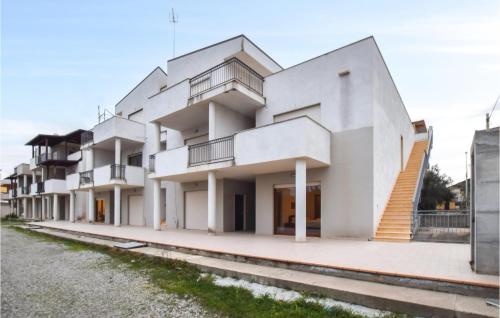 Beautiful Apartment In Marina Di Strongoli With Wifi