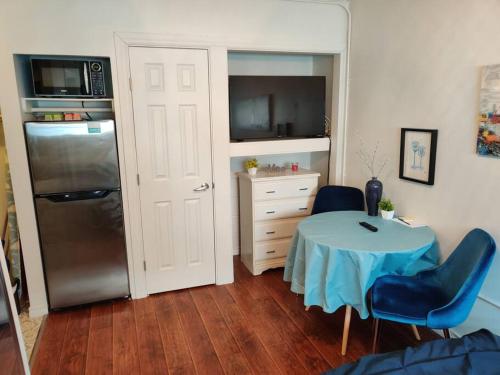 A Home Away - 1 Bedroom Bachelor Suite - Great Downtown Regina!!