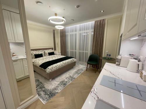 um quarto com uma cama e um espelho grande em ART Uzupis Apartment in City center em Vilnius
