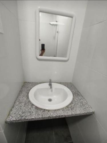 y baño con lavabo y espejo. en SUITE MODERNA E INDEPENDIENTE CON PARQUEO PRIVADO, en Portoviejo