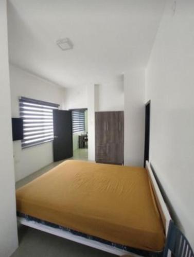 Una habitación con una cama en el medio. en SUITE MODERNA E INDEPENDIENTE CON PARQUEO PRIVADO, en Portoviejo