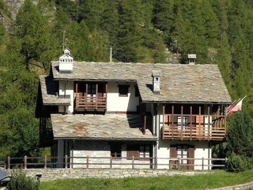 duży dom z werandą i balkonem w obiekcie Il Piccolo Residence w mieście Gressoney-la-Trinité
