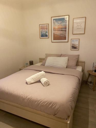 une chambre avec un lit avec deux serviettes dessus dans l'établissement Appartement vue mer île d'Oléron, à Saint-Trojan-les-Bains
