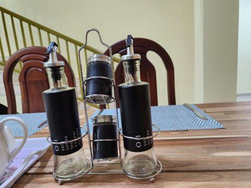 dos copas de vino sentadas sobre una mesa en Hotel La Casona MC en La Romana