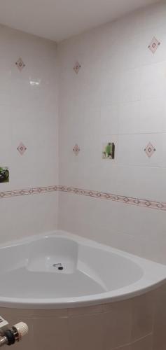 La salle de bains est pourvue d'une baignoire blanche. dans l'établissement Gîte de SAY, à Gelles