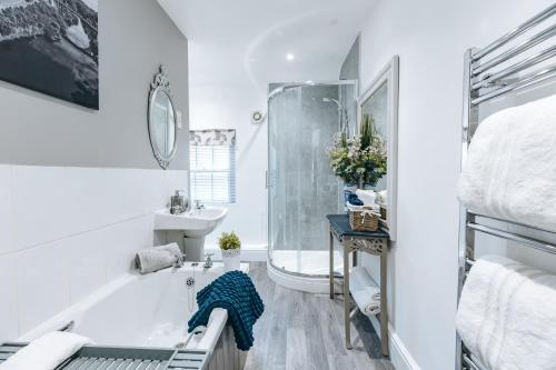 Un baño de Ironbridge View Townhouse WINNER 2025 UK MOST PICTURESQUE SELF-CATERING HOLIDAY HOME & WINNER SELF-CATERING ACCOMMODATION OF THE YEAR 2025