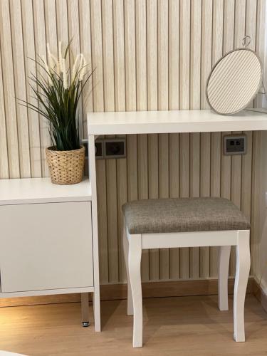 - un bureau blanc avec un tabouret et une table avec une chaise dans l'établissement Stay Calm, à Athènes