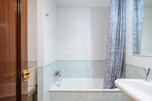 A bathroom at HomeySeville-Preciosa Casa Independiente Alfalfa, Parking Optional