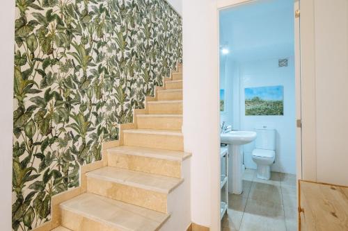 a staircase in a bathroom with a wall at Preciosa Casa Independiente Alfalfa, Parking Optional in Seville