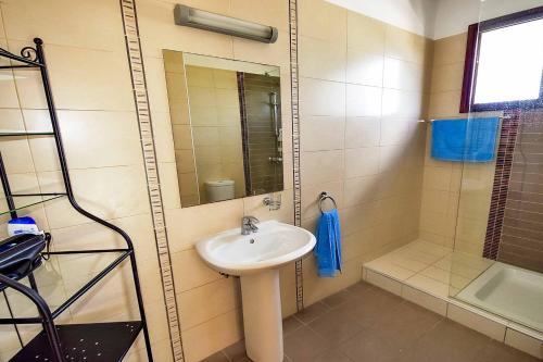 een badkamer met een wastafel en een douche bij Villa Olivia Coral in Peyia