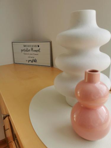 a pink vase sitting on top of a table at Riverside Appartements in Lieserbrücke