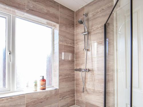 y baño con ducha y puerta de cristal. en Belfast City Apartment, en Belfast