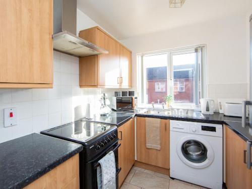 cocina con fregadero y lavavajillas en Belfast City Apartment, en Belfast