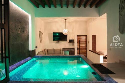 - un salon avec une piscine et un canapé dans l'établissement Villa Naj´Lujosa Alberca privada, à San Martín de las Pirámides