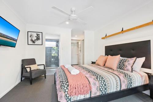 Cama o camas de una habitación en 4 bedroom gem with air conditioning, a great outdoor area including pool and you can bring a small dog.