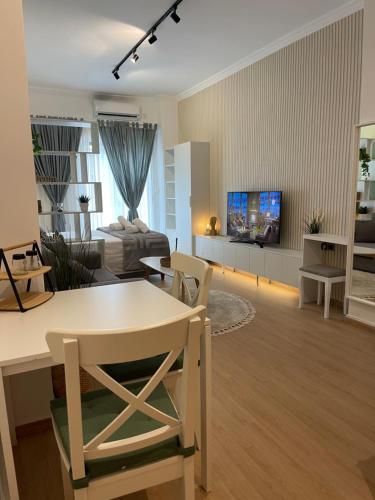 Stay Calm في أثينا: غرفة معيشة مع طاولة وأريكة