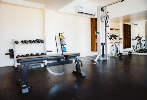 Das Fitnesscenter und/oder die Fitnesseinrichtungen in der Unterkunft The Waves Tulum by BNB Experience