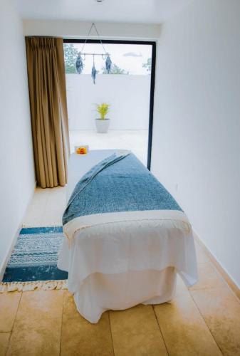 Ein Bett oder Betten in einem Zimmer der Unterkunft The Waves Tulum by BNB Experience
