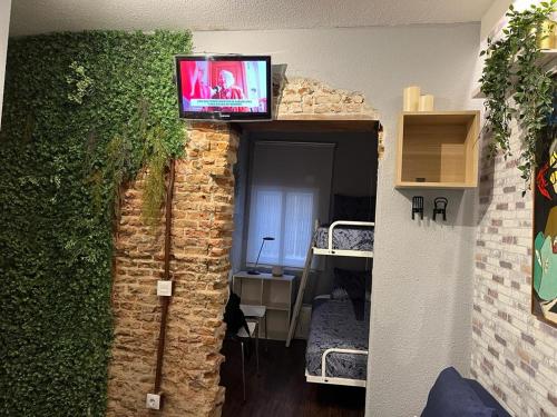 a room with a tv on top of a wall at Coqueto apartamento muy céntrico in Madrid